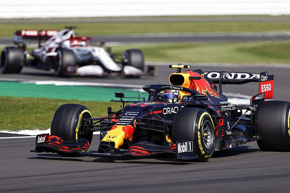 Sergio Pérez, Red Bull Racing RB16B, Kimi Raikkonen, Alfa Romeo Racing C41
