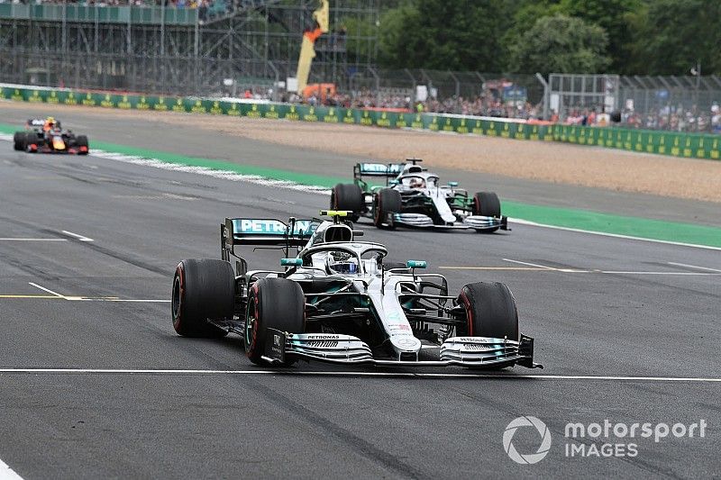 Valtteri Bottas, Mercedes AMG W10, and Lewis Hamilton, Mercedes AMG F1 W10, practice starts at the end of the session