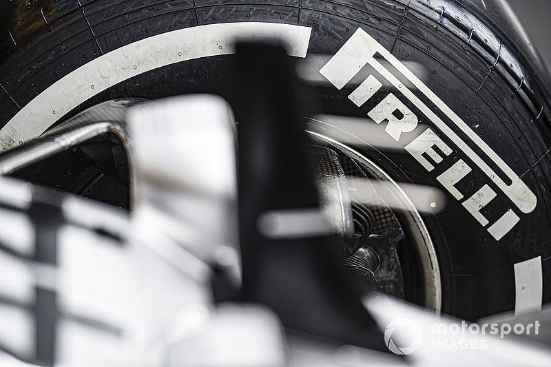 Neum&aacute;tico Pirelli en el coche de Lewis Hamilton, Mercedes AMG F1 W10 