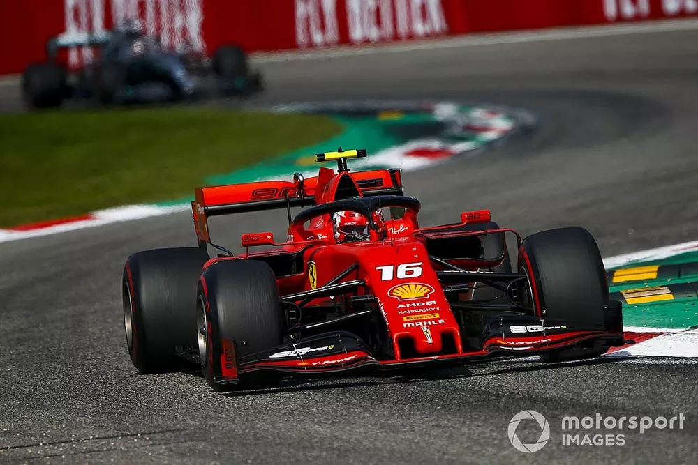 Charles Leclerc, Ferrari SF90, precede Lewis Hamilton, Mercedes AMG F1 W10