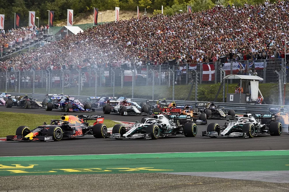 Max Verstappen, Red Bull Racing RB15, devant Lewis Hamilton, Mercedes AMG F1 W10, Valtteri Bottas, Mercedes AMG W10, et le reste du peloton au d&eacute;part