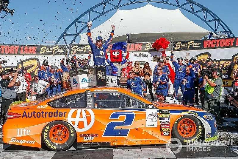 Race winner Brad Keselowski, Team Penske, Ford Fusion Autotrader