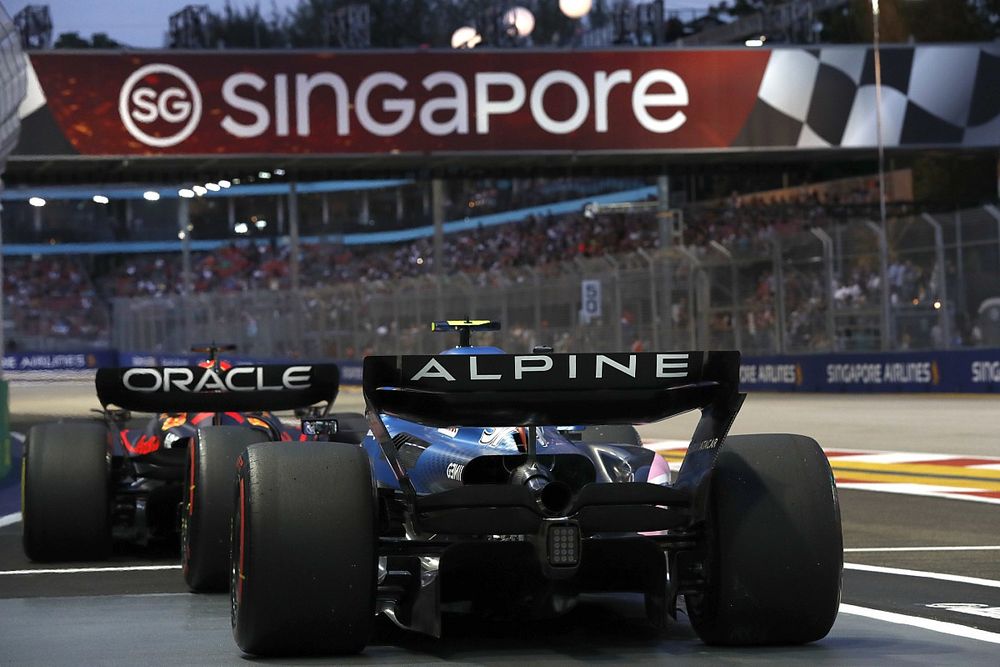 Max Verstappen, Red Bull Racing RB18, Esteban Ocon, Alpine A522