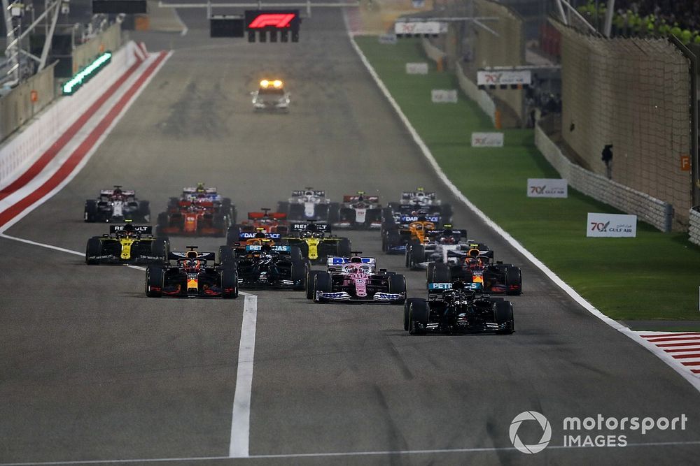 Lewis Hamilton, Mercedes F1 W11, Alex Albon, Red Bull Racing RB16, Sergio Perez, Racing Point RP20, Max Verstappen, Red Bull Racing RB16, Valtteri Bottas, Mercedes F1 W11, and the rest of the field at the restart