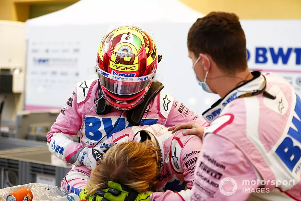 Sergio Perez, Racing Point, avec ses m&eacute;caniciens apr&egrave;s son abandon