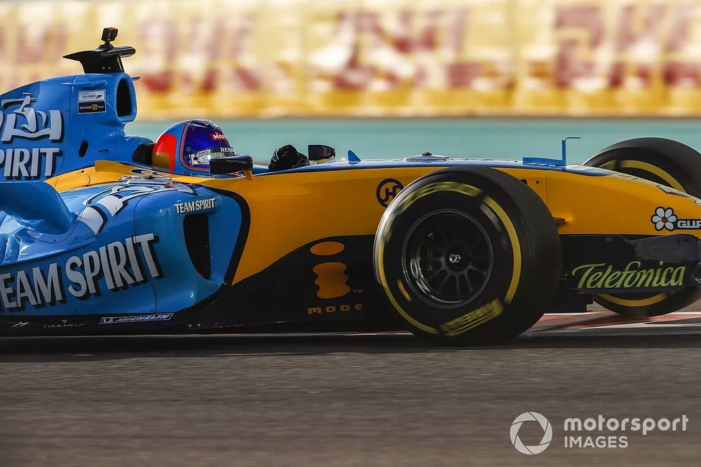 Fernando Alonso pilota el Renault R25 con el que gan&oacute; el mundial de F1 en 2005