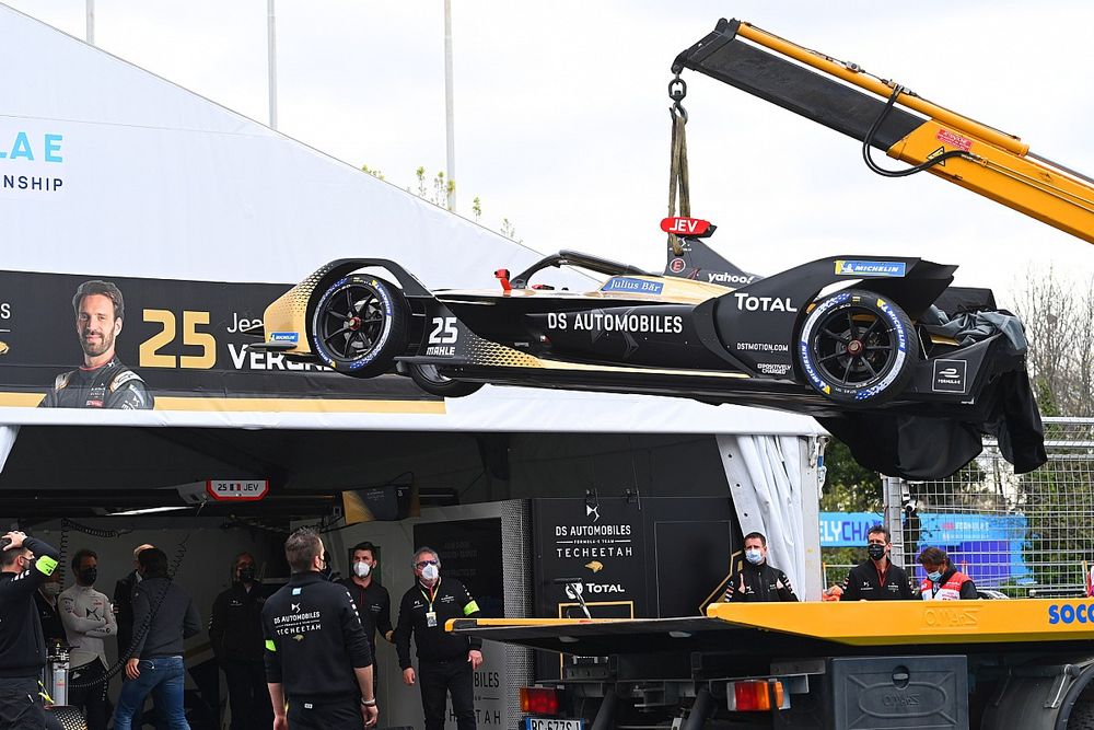 Mechanics unload the damaged car of Jean-Eric Vergne, DS Techeetah, DS E-Tense FE21
