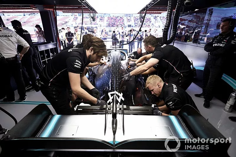 Mec&aacute;nicos trabajando en el coche de Lewis Hamilton, Mercedes AMG F1 W10, en el garaje.