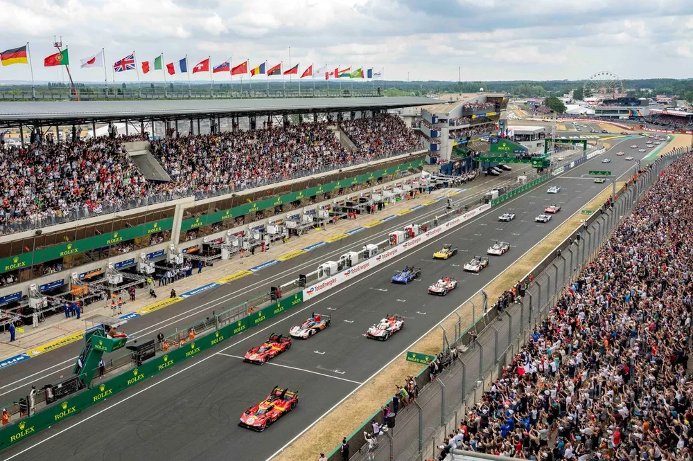 Le d&eacute;part des 24 Heures du Mans 2023