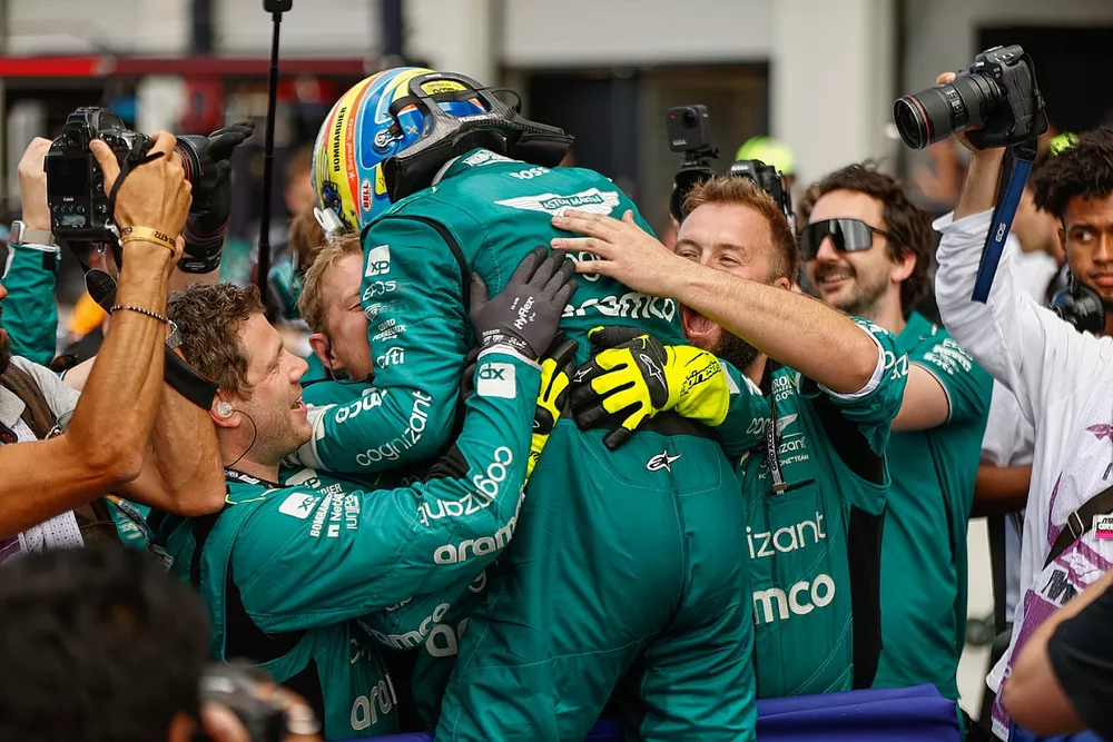 Fernando Alonso, Aston Martin F1 Team, 3&ordf; posici&oacute;n, celebra con su equipo su llegada al Parc Ferme