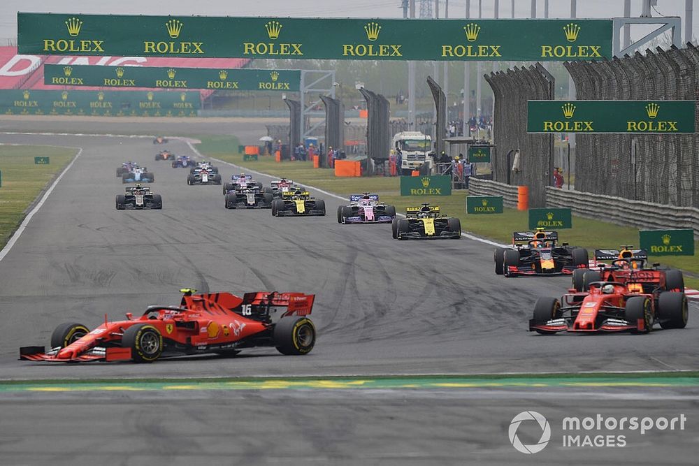 Charles Leclerc, Ferrari SF90, y Sebastian Vettel, Ferrari SF90, Max Verstappen, Red Bull Racing RB15, Pierre Gasly, Red Bull Racing RB15, Daniel Ricciardo, Renault F1 Team R.S.19, Sergio Perez, Racing Point RP19, y el resto de la parrilla