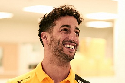 Риккардо в Renault: первые фото в гоночной форме