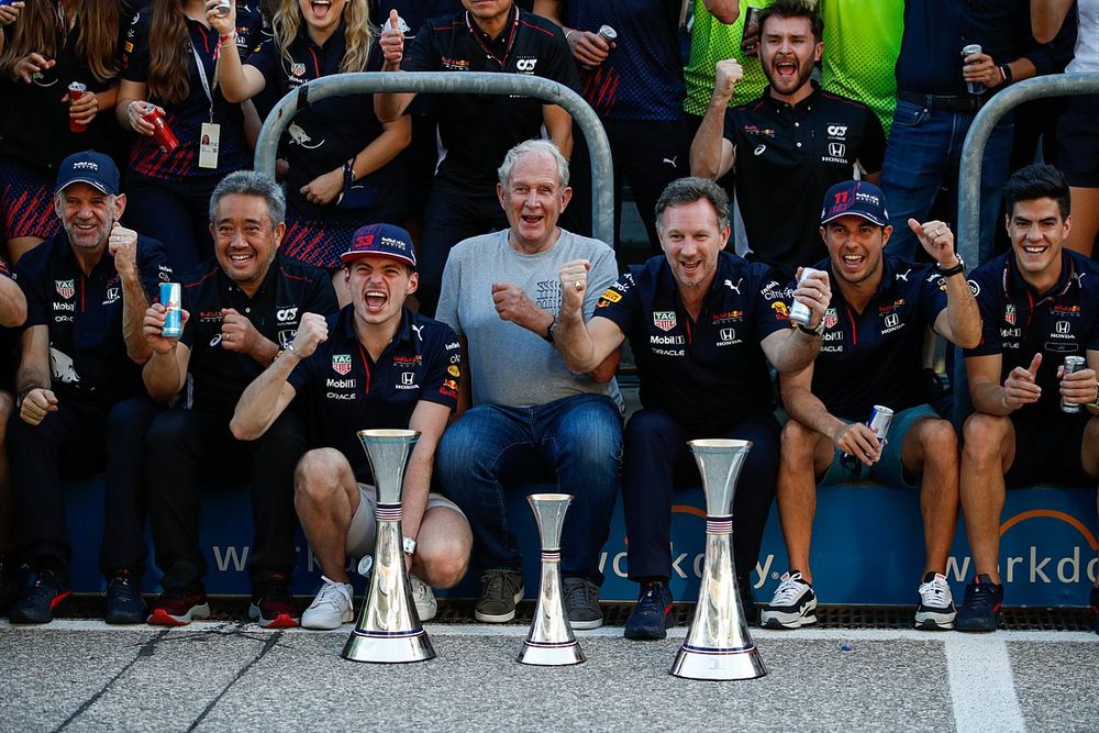 Adrian Newey, Chief Technical Officer, Red Bull Racing, Masashi Yamamoto, General Manager, Honda Motorsport, Helmut Marko, Consultant, Red Bull Racing, Christian Horner, Team Principal, Red Bull Racing, Max Verstappen, Red Bull Racing and Sergio Perez, Re