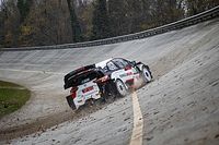 Ogier zahaczył o szykanę 