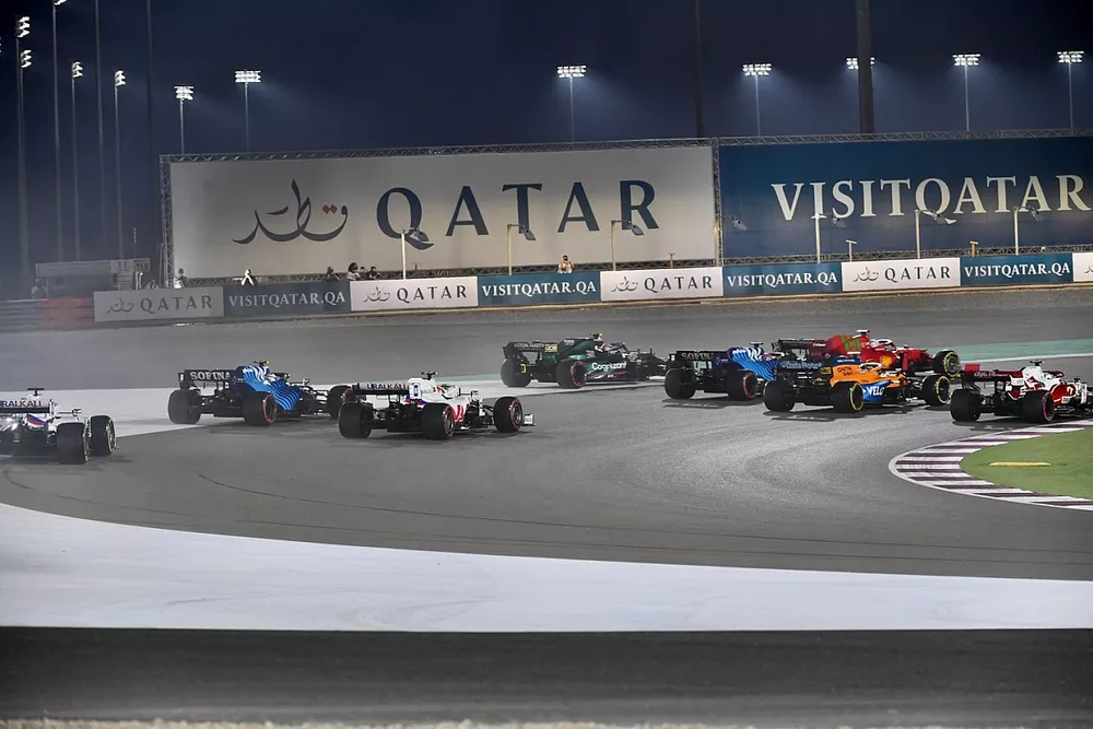 Nicholas Latifi, Williams FW43B, Mick Schumacher, Haas VF-21, e Nikita Mazepin, Haas VF-21, inseguono il gruppo alla partenza