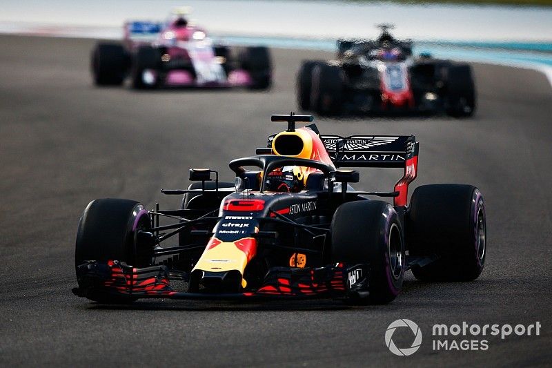 Daniel Ricciardo, Red Bull Racing RB14 leads Romain Grosjean, Haas F1 Team VF-18 and Esteban Ocon, Racing Point Force India VJM11 