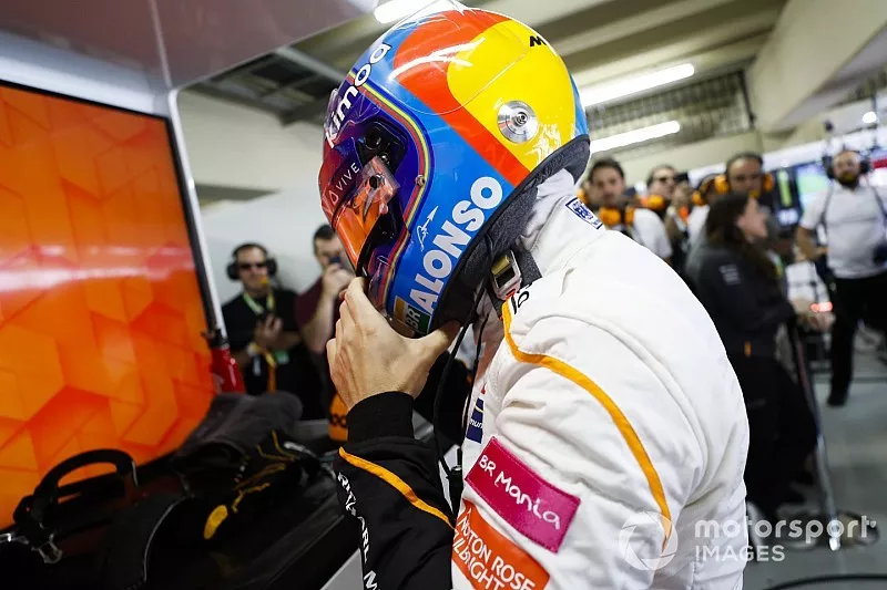 Fernando Alonso, McLaren, ajusta su casco protector