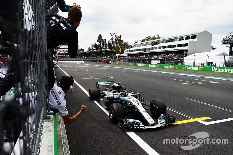 Le Champion du monde 2018, Lewis Hamilton, Mercedes AMG F1, franchit la ligne d'arriv&eacute;e au GP du Mexique