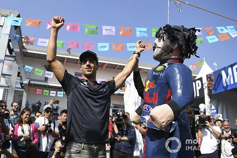 Daniel Ricciardo, Red Bull Racing, joue &agrave; la pinata