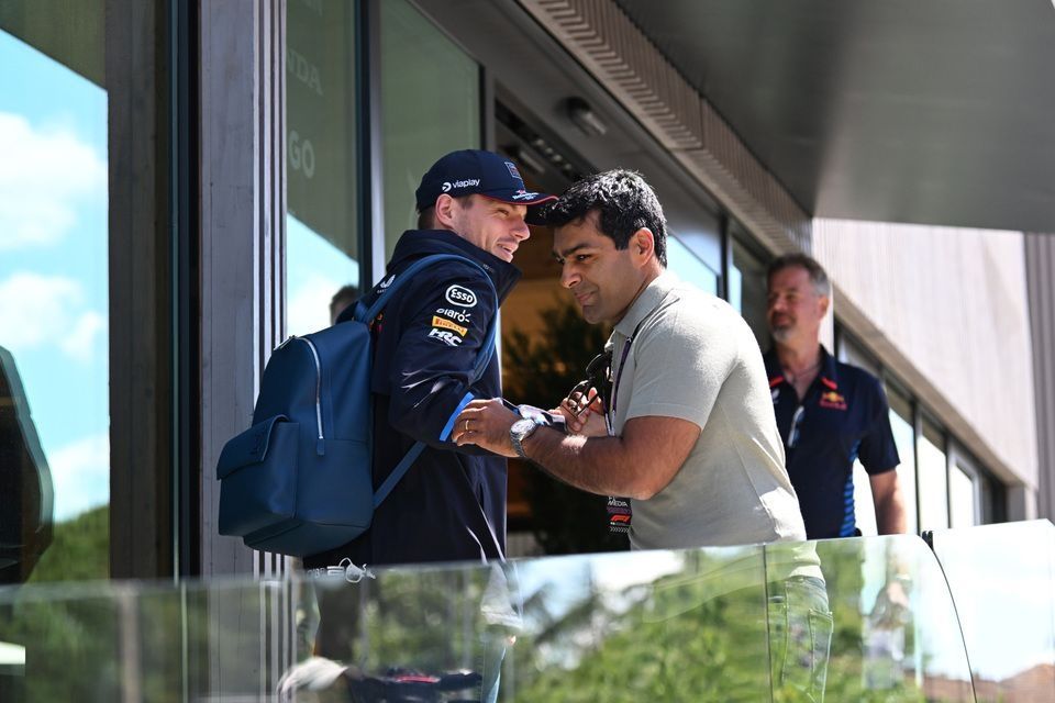 Max Verstappen, Red Bull Racing con el ex piloto y presentador Karun Chandhok