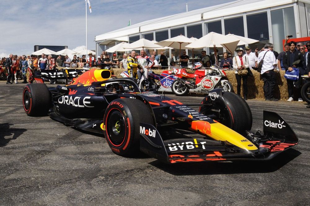 角田裕毅、レッドブルF1の現行規則マシンで急遽ドライブも「全開じゃ