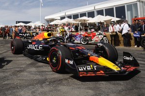 F1 角田裕毅 アルファタウリ ホンダ フロントノーズ オブジェ レッドブル 角田裕毅が2023年型アルファタウリで今年初走行。レーシング
