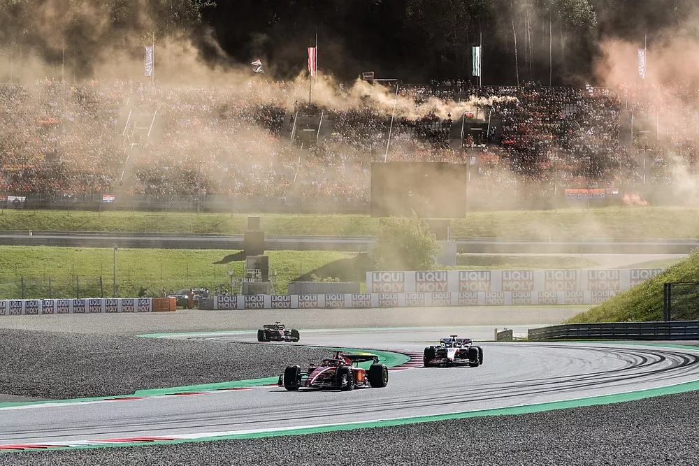 Charles Leclerc, Ferrari F1-75, Kevin Magnussen, Haas VF-22, Valtteri Bottas, Alfa Romeo C42