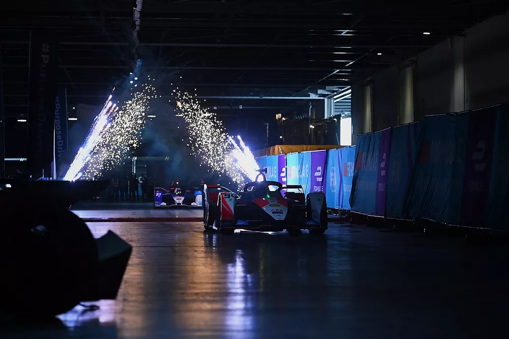 Alex Lynn, Mahindra Racing, M7Electro, 3rd position, Jake Dennis, BMW i Andretti Motorsport, BMW iFE.21, 1st position, drives onto the podium