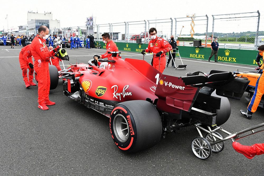 Charles Leclerc, Ferrari SF21, llega a la parrilla