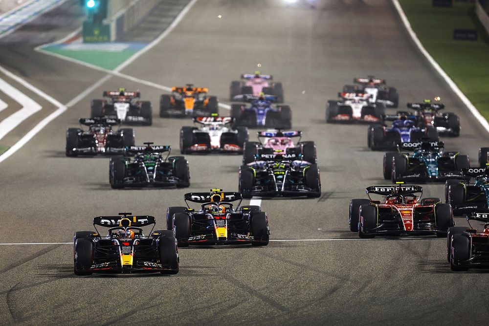 Max Verstappen, Red Bull Racing RB19, Charles Leclerc, Ferrari SF-23, Carlos Sainz, Ferrari SF-23, Sergio Perez, Red Bull Racing RB19, the rest of the field at the start