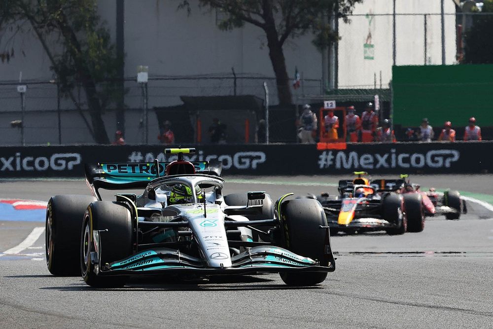 Lewis Hamilton, Mercedes W13, Sergio Perez, Red Bull Racing RB18