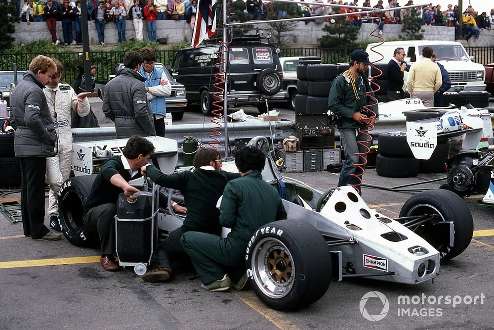 Derek Daly et ses m&eacute;caniciens travaillent sur la Williams FW08