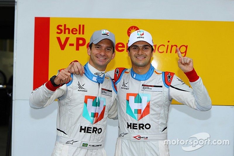 Alan Hellmeister e Nelsinho Piquet comemoram a pole position em Interlagos