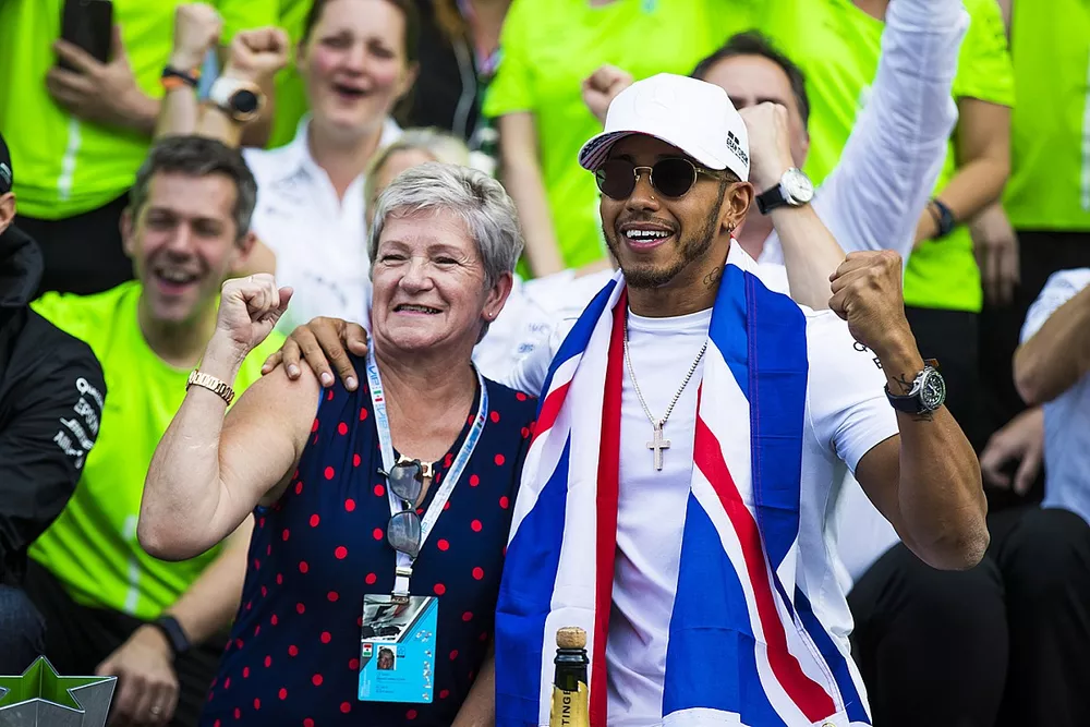 Campe&oacute;n del mundo 2017 Lewis Hamilton, Mercedes AMG F1 celebra con su madre Carmen Lockhart