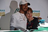 No Brasil, Hamilton lembra ídolo Ayrton Senna e ataca Halo