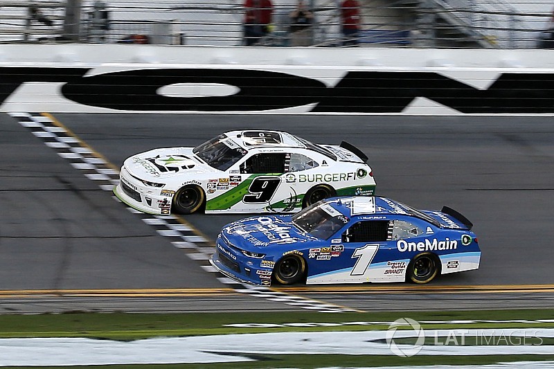 Финиш NASCAR был таким плотным, что победителя определил фотофиниш