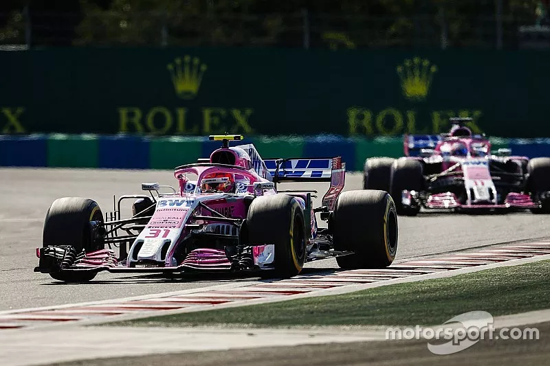Esteban Ocon, Force India VJM11, devant Sergio Perez, Force India VJM11