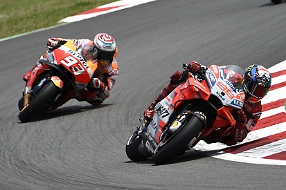 Lorenzo has "nothing to lose" in Marquez chase
