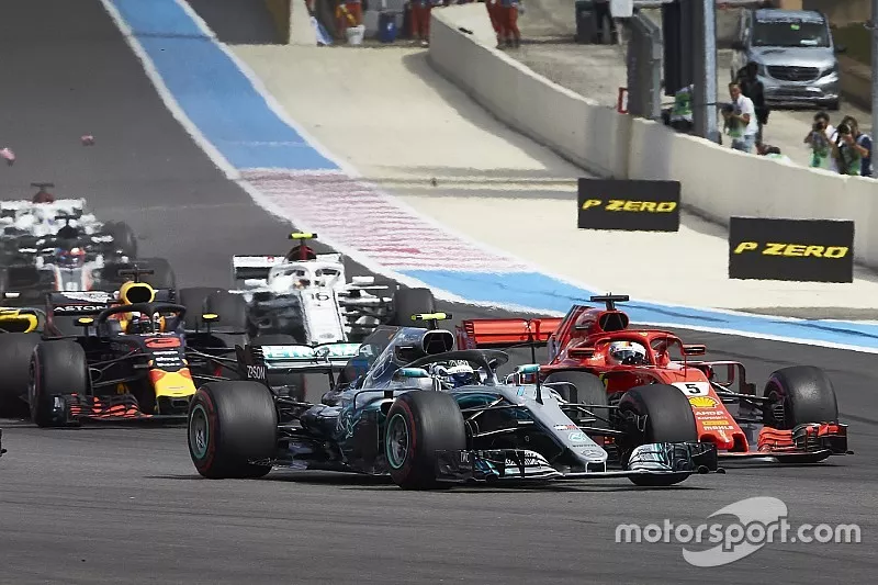 Valtteri Bottas, Mercedes AMG F1 W09, battles with Sebastian Vettel, Ferrari SF71H, at the start