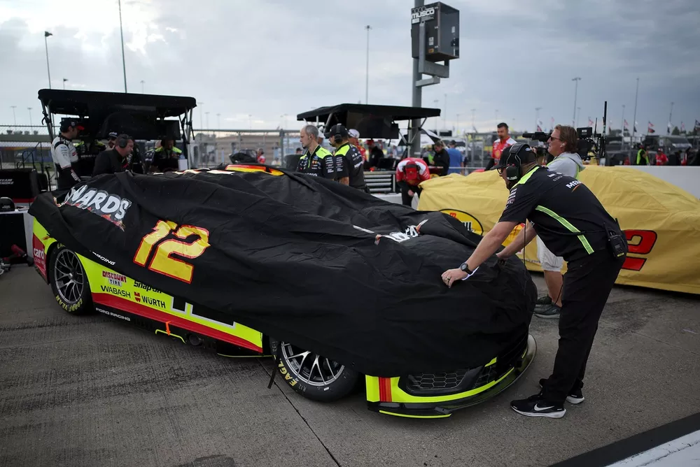 Cubierta del coche de Ryan Blaney durante el retraso por lluvia, No. 12 Team Penske Ford