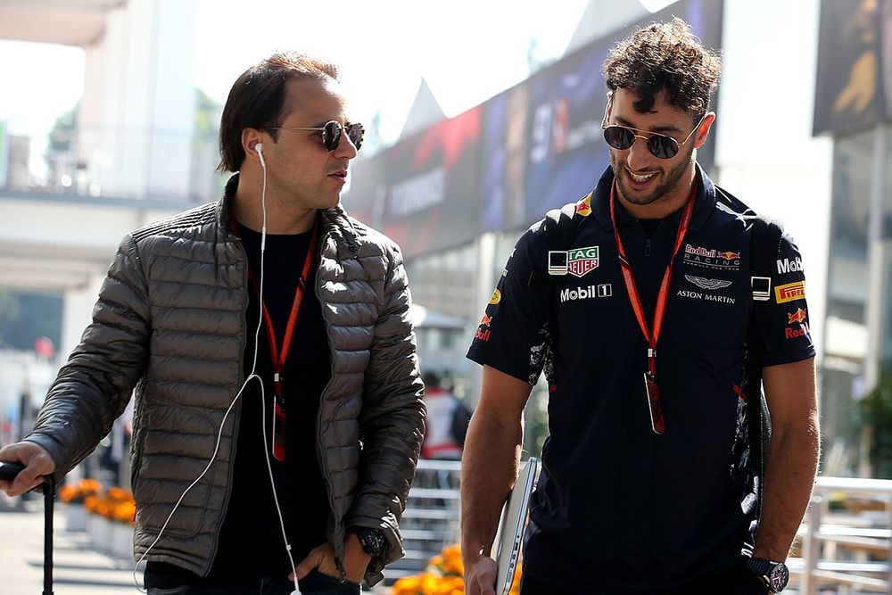 Felipe Massa, Williams, talks to Daniel Ricciardo, Red Bull Racing