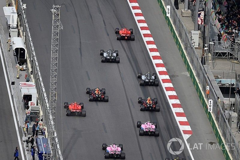 Sebastian Vettel, Ferrari SF71H y Lewis Hamilton, Mercedes-AMG F1 W09 EQ Power+ al inicio