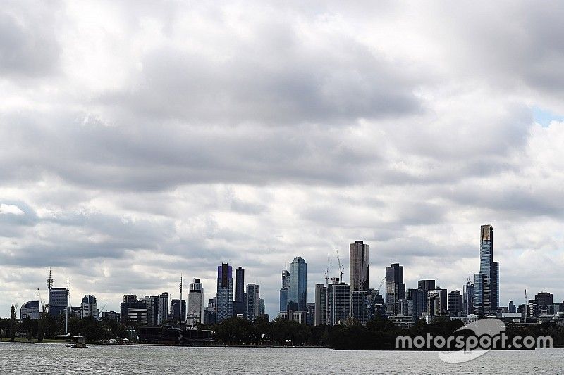 El horizonte de Melbourne detrás del Albert Park Lake
