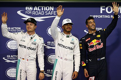 Hamilton pakt pole voor laatste en beslissende race van 2016, Verstappen zesde
