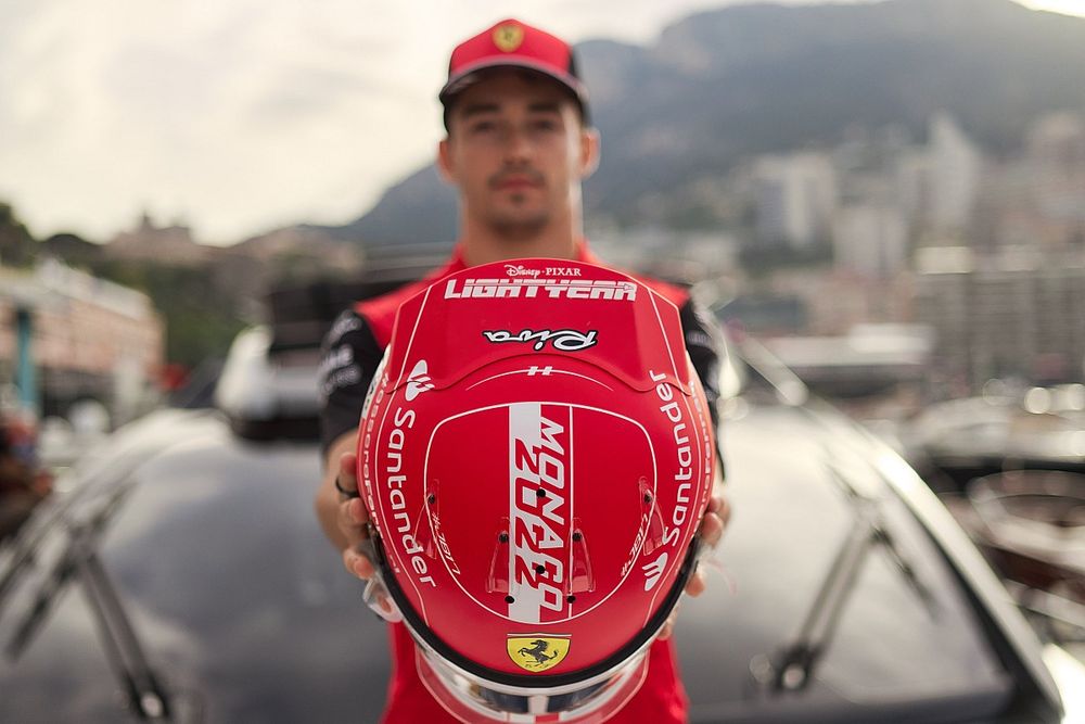 Charles Leclerc, Ferrari con su casco especial del GP de Mónaco