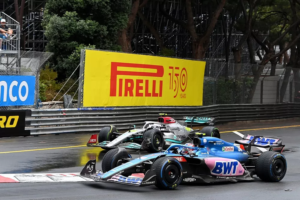 Esteban Ocon, Alpine A522, Lewis Hamilton, Mercedes W13