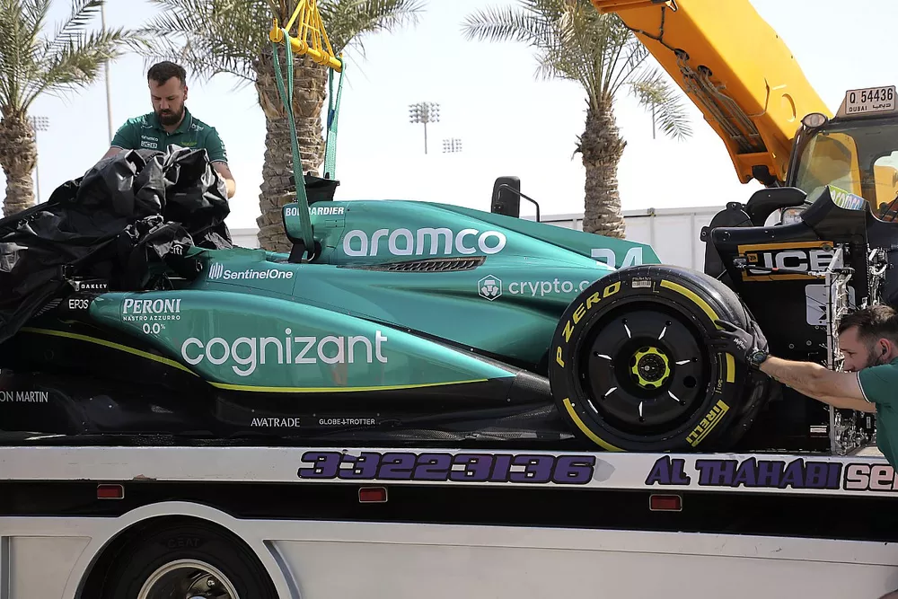 El Aston Martin AMR 23, en la gr&uacute;a tras su aver&iacute;a