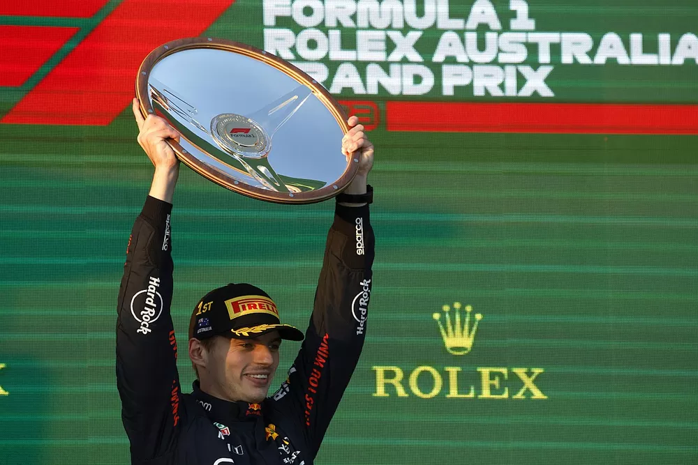Max Verstappen, Red Bull Racing, 1&deg; posizione, solleva il trofeo dei vincitori
