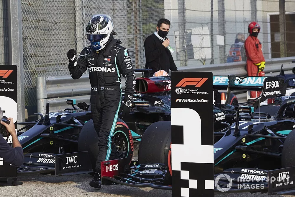 Ganador de la pole Valtteri Bottas, Mercedes-AMG F1 en Parc Ferme