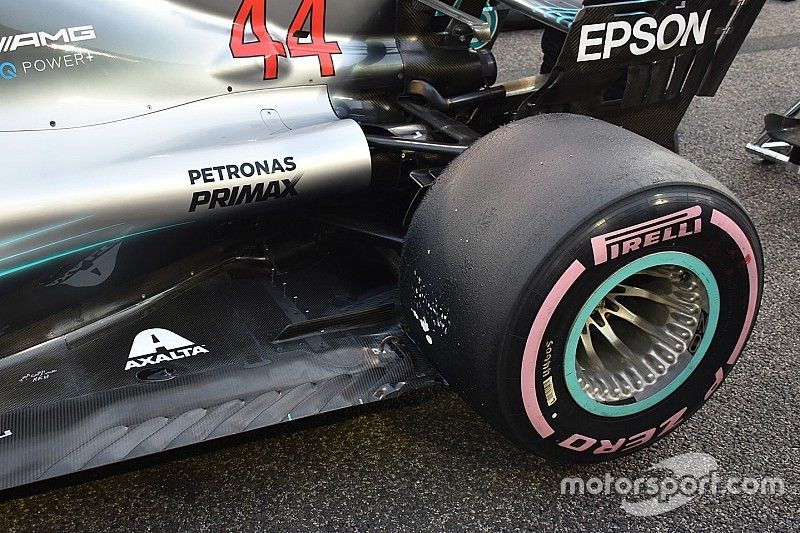 Detalle de la rueda del coche de Lewis Hamilton, Mercedes AMG F1